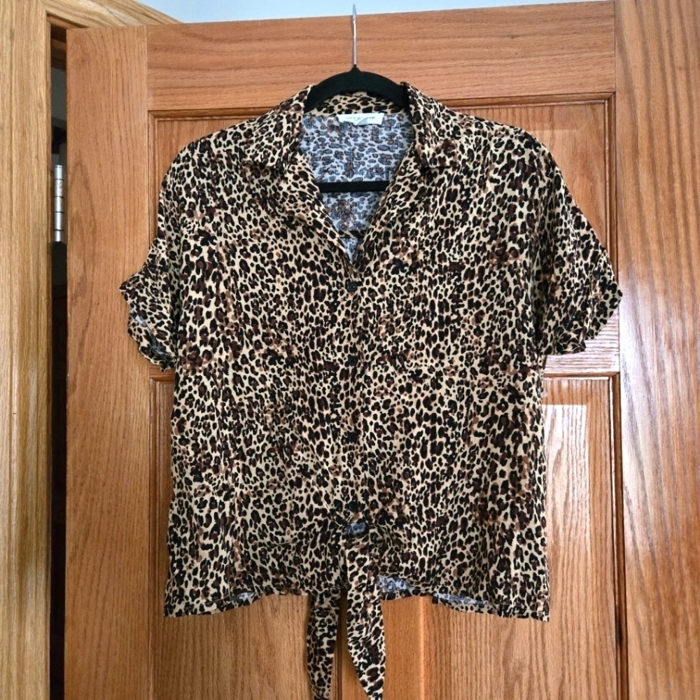 Beach Lunch Lounge Leopard Print Button Front Tie Front Blouse size SMALL